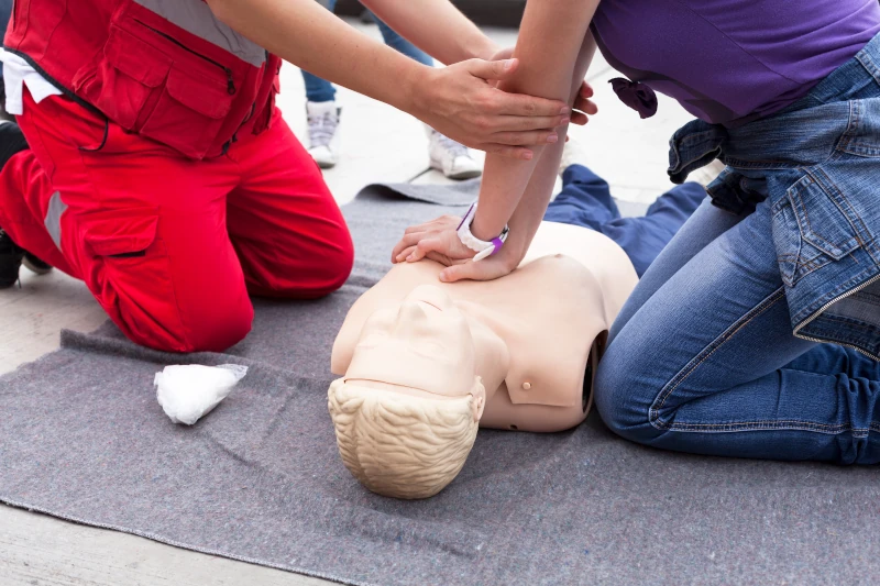 First aid training for companies and institutions